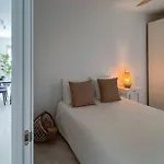 Апартаменты Modern Sea Front Retreat