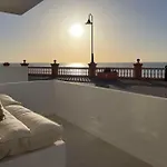 Апартаменты Modern Sea Front Retreat Меленара