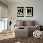 Modern Sea Front Retreat Апартаменты *