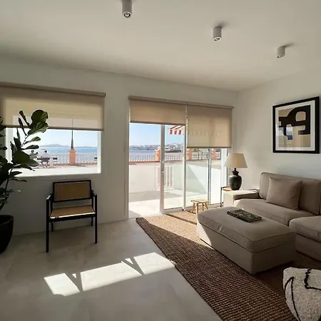 Apartment Modern Sea Front Retreat