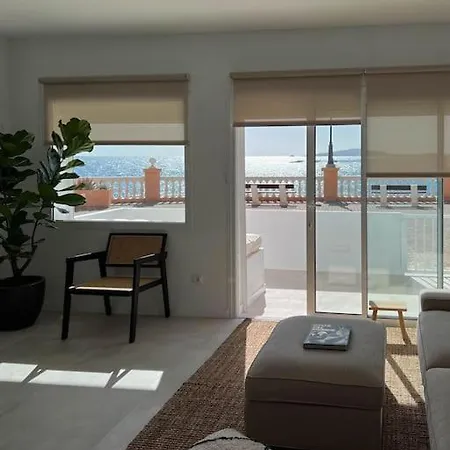 Modern Sea Front Retreat Lägenhet