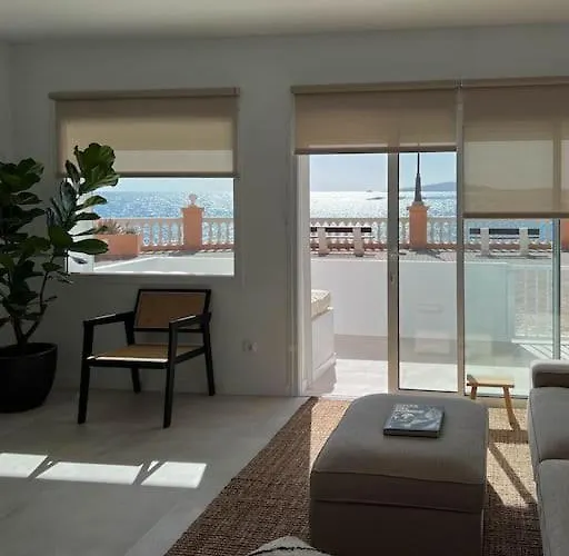 Modern Sea Front Retreat Apartmán