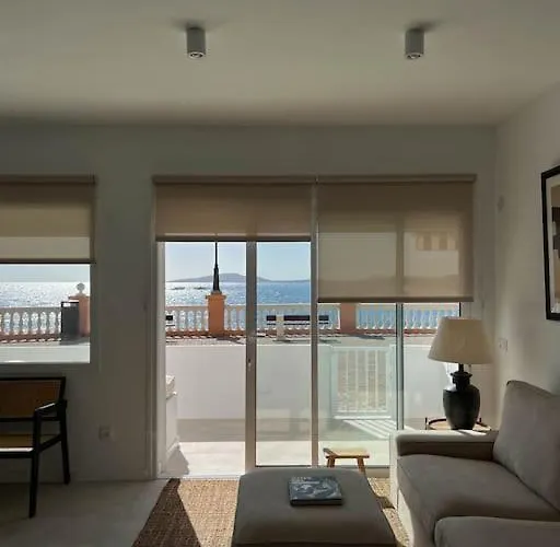 Modern Sea Front Retreat Apartmán *