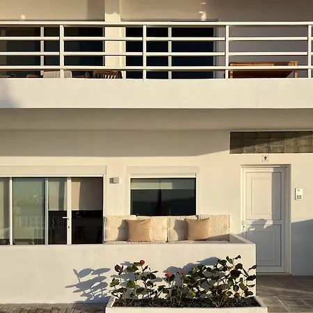 Modern Sea Front Retreat Apartman *