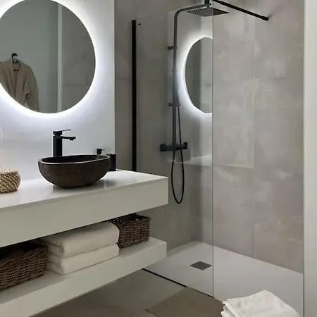 Modern Sea Front Retreat Apartman