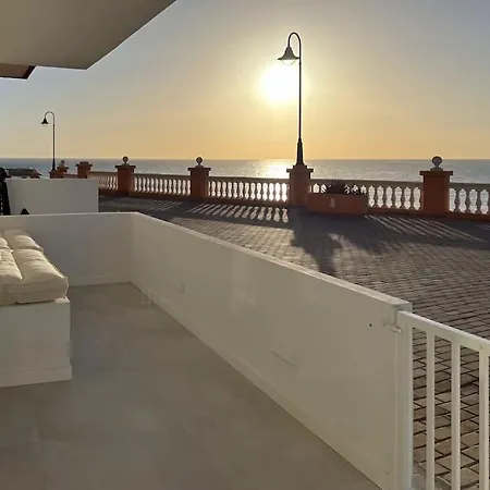 公寓 Modern Sea Front Retreat