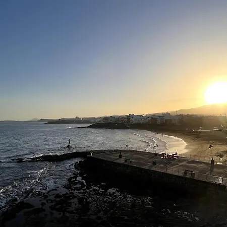 Modern Sea Front Retreat * 梅莱纳拉