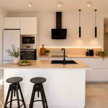 Διαμέρισμα Modern Sea Front Retreat *