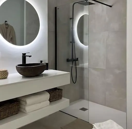 Modern Sea Front Retreat Apartment