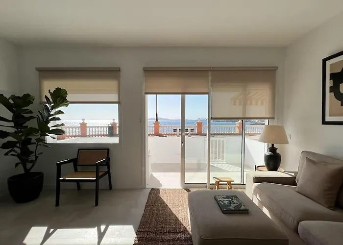 Modern Sea Front Retreat Apartment *